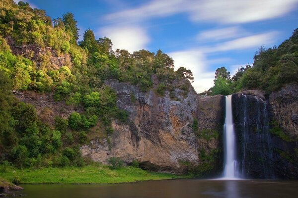 Cascata veloce vicino al Lago di montagna