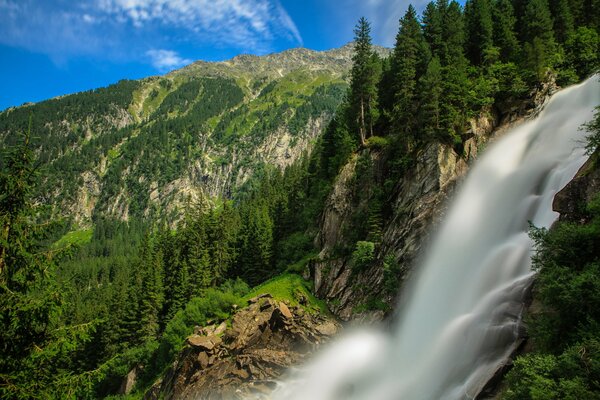 Montañas alpinas, vista elegante, hermosa cascada