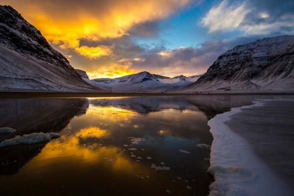 Il freddo ha illuminato il tramonto invernale