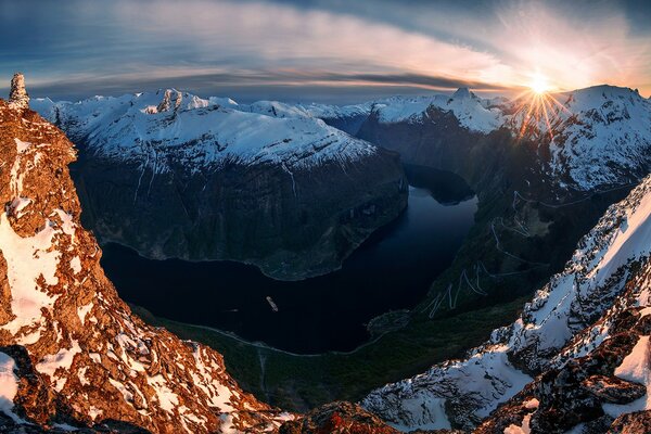 Dans les falaises de Norvège, il y a une rivière de montagne