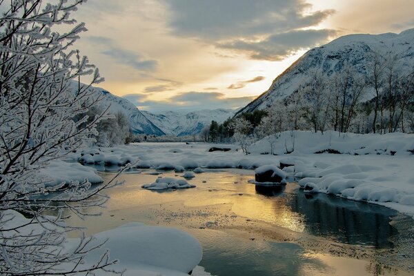 La rivière se réveille de l hibernation