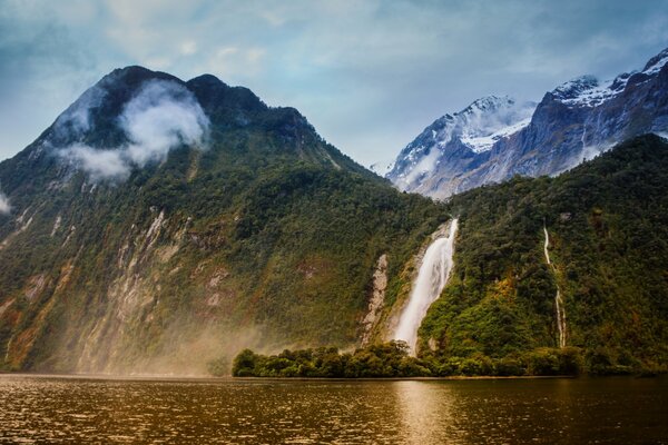 Nuova Zelanda, cascata di Lady Bowen, Milford Sound, montagne
