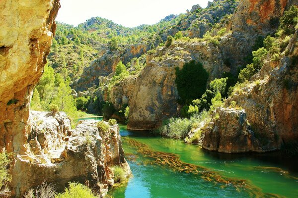 Испанский пейзаж реки на фоне скал