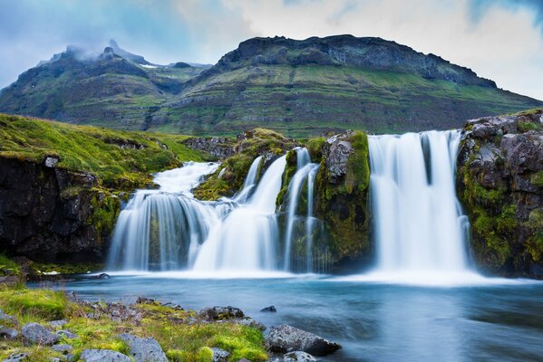 Schöner Wasserfall in den Bergen