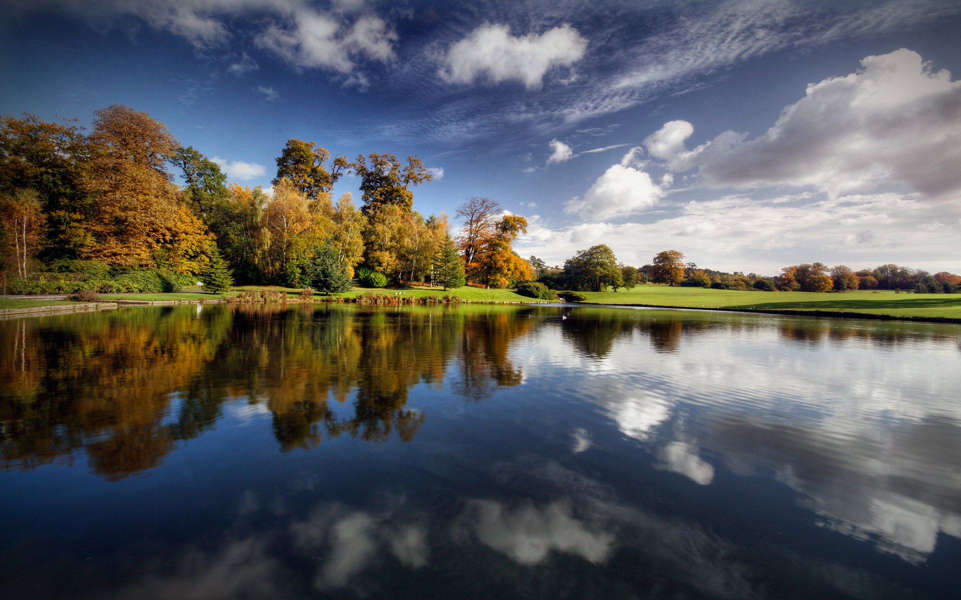 lago alberi nuvole