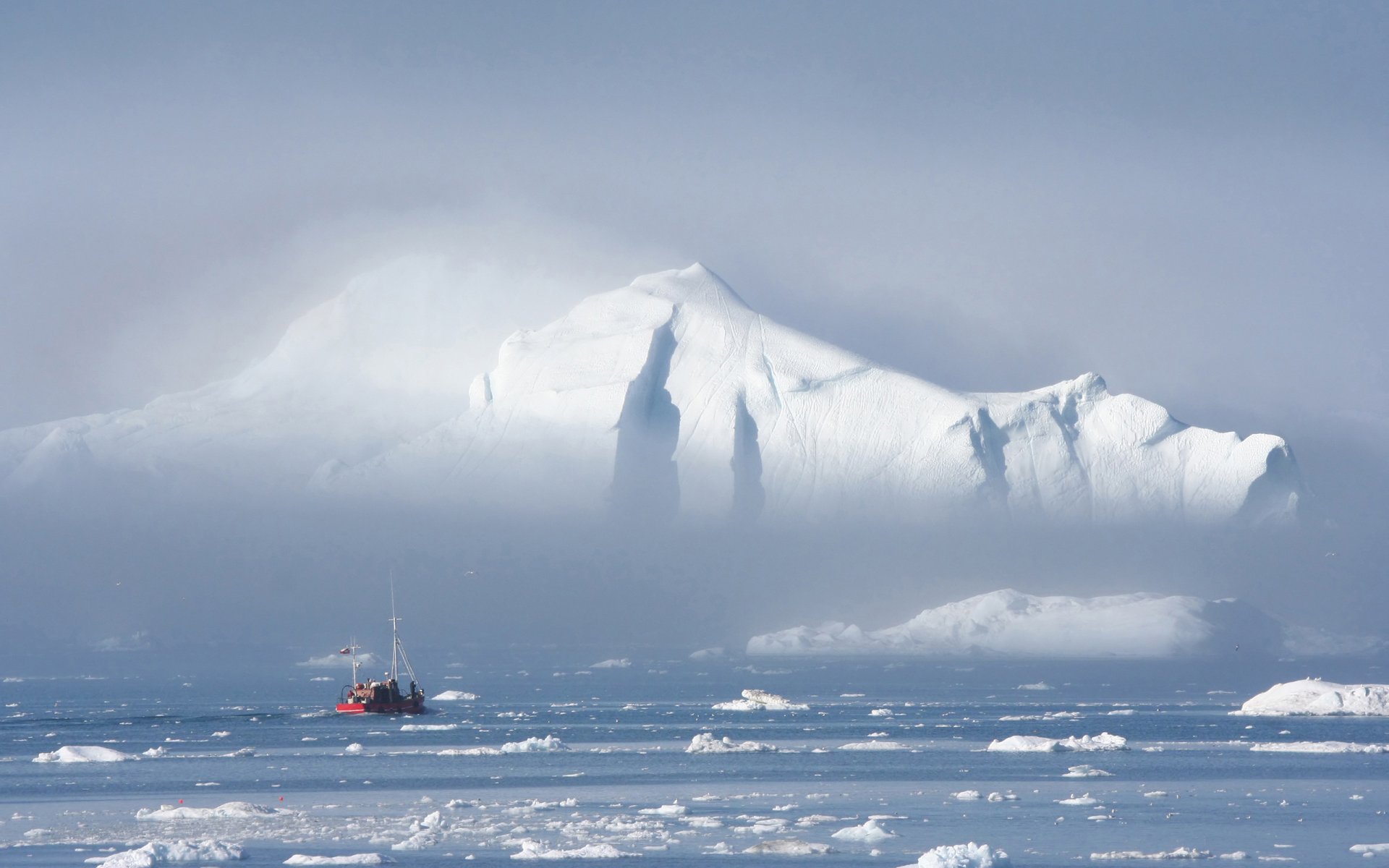 iceberg barco témpanos de hielo