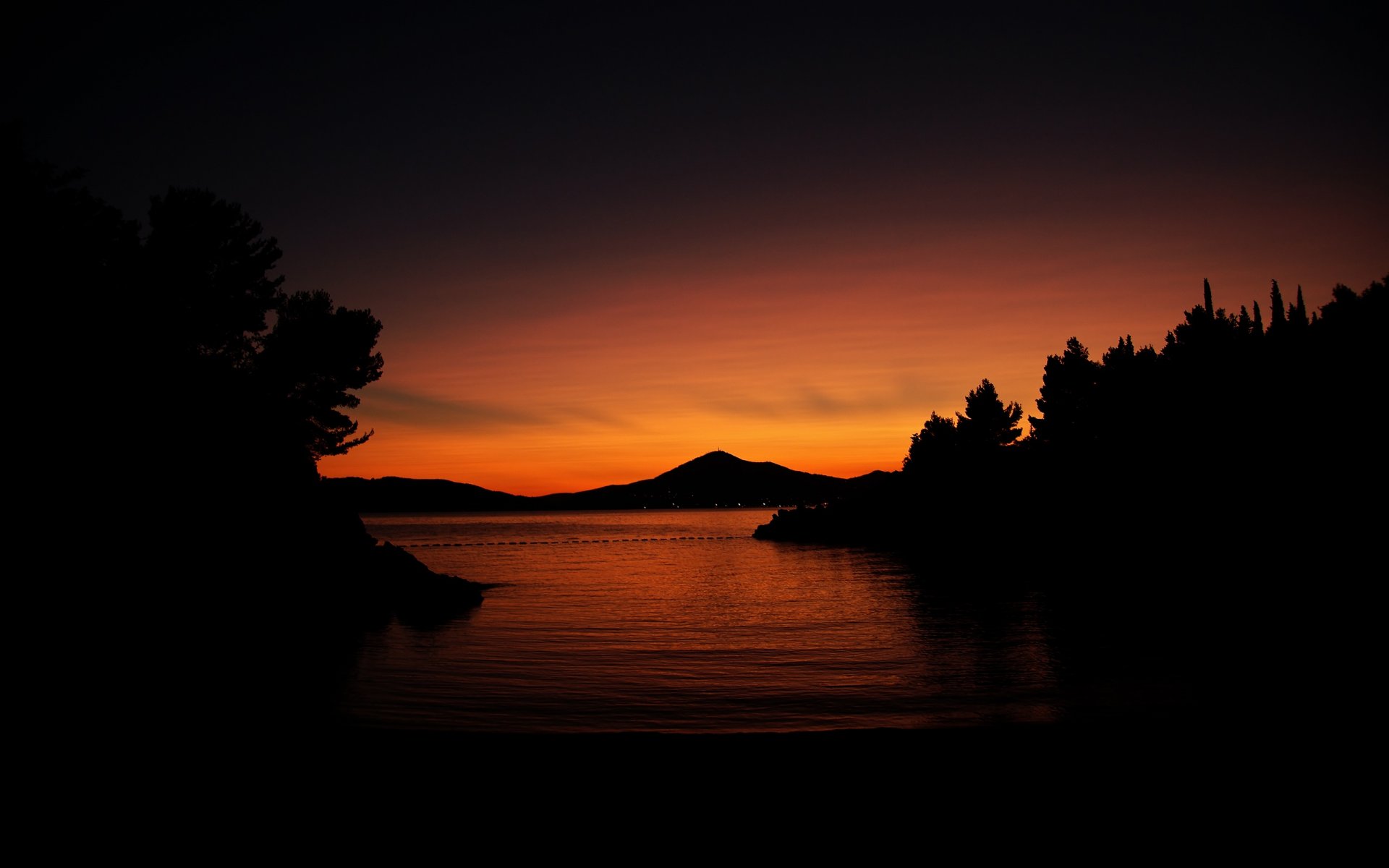 baie montagnes arbres