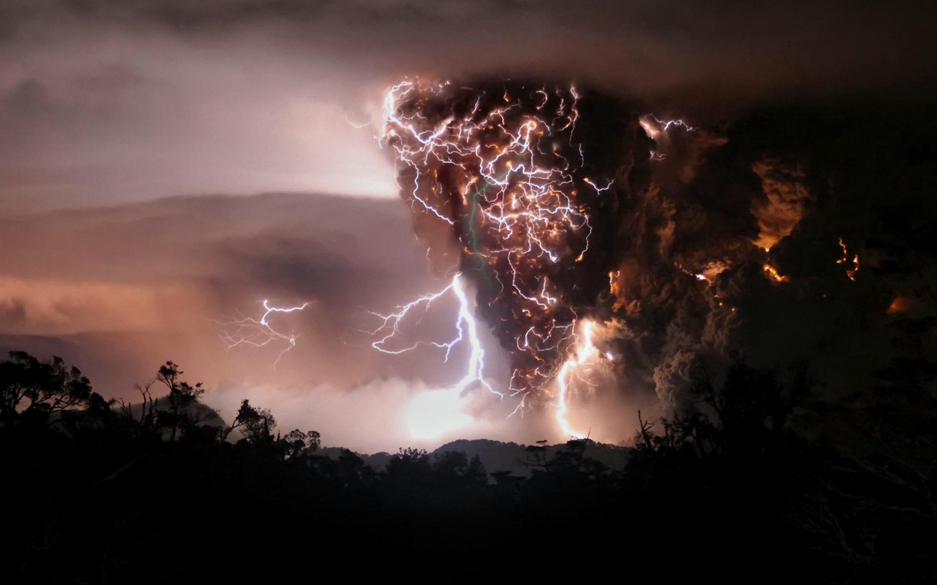 volcán erupción relámpagos humo noche chaitén chile