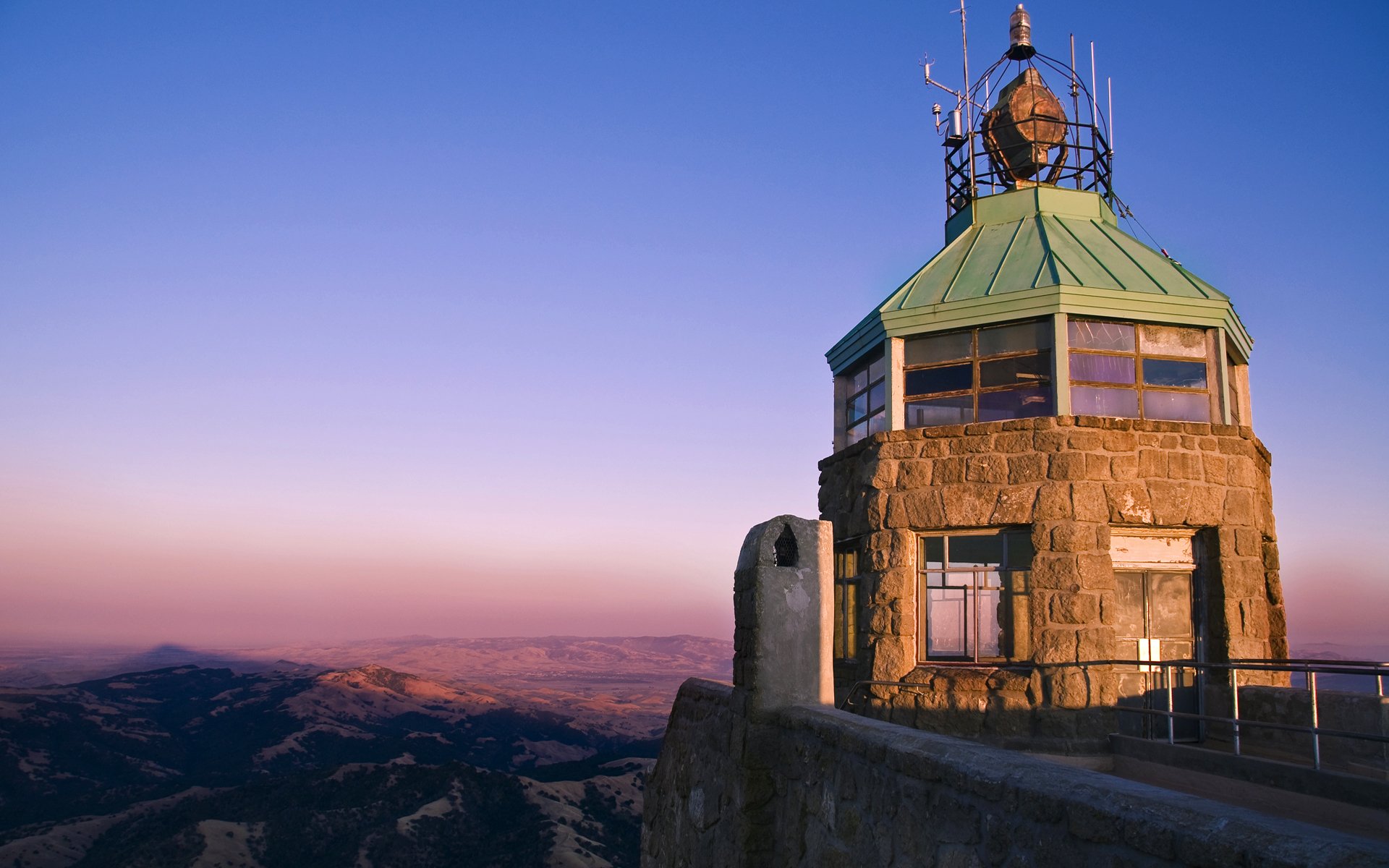 torre proiettore colline