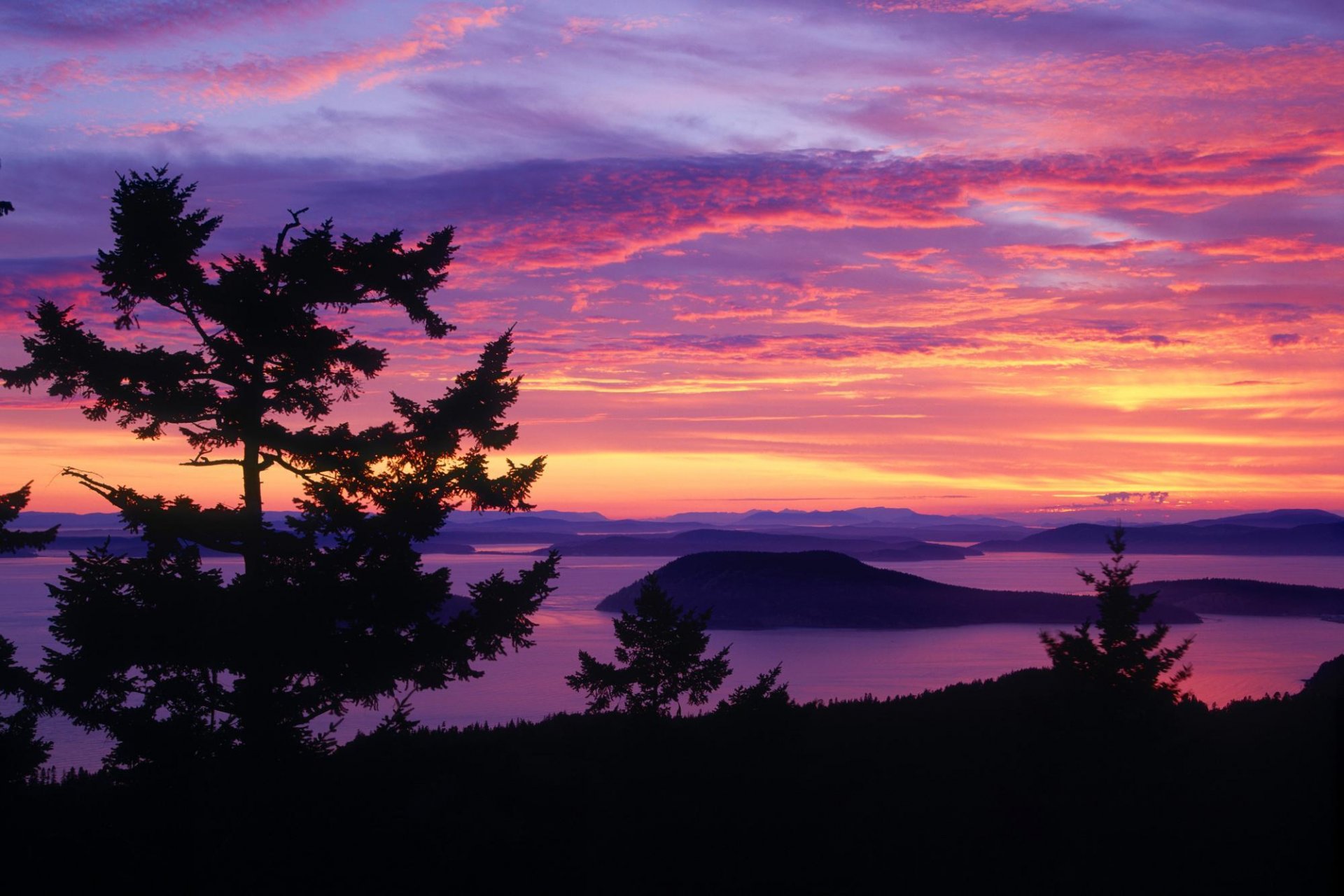 coucher de soleil rouge violet