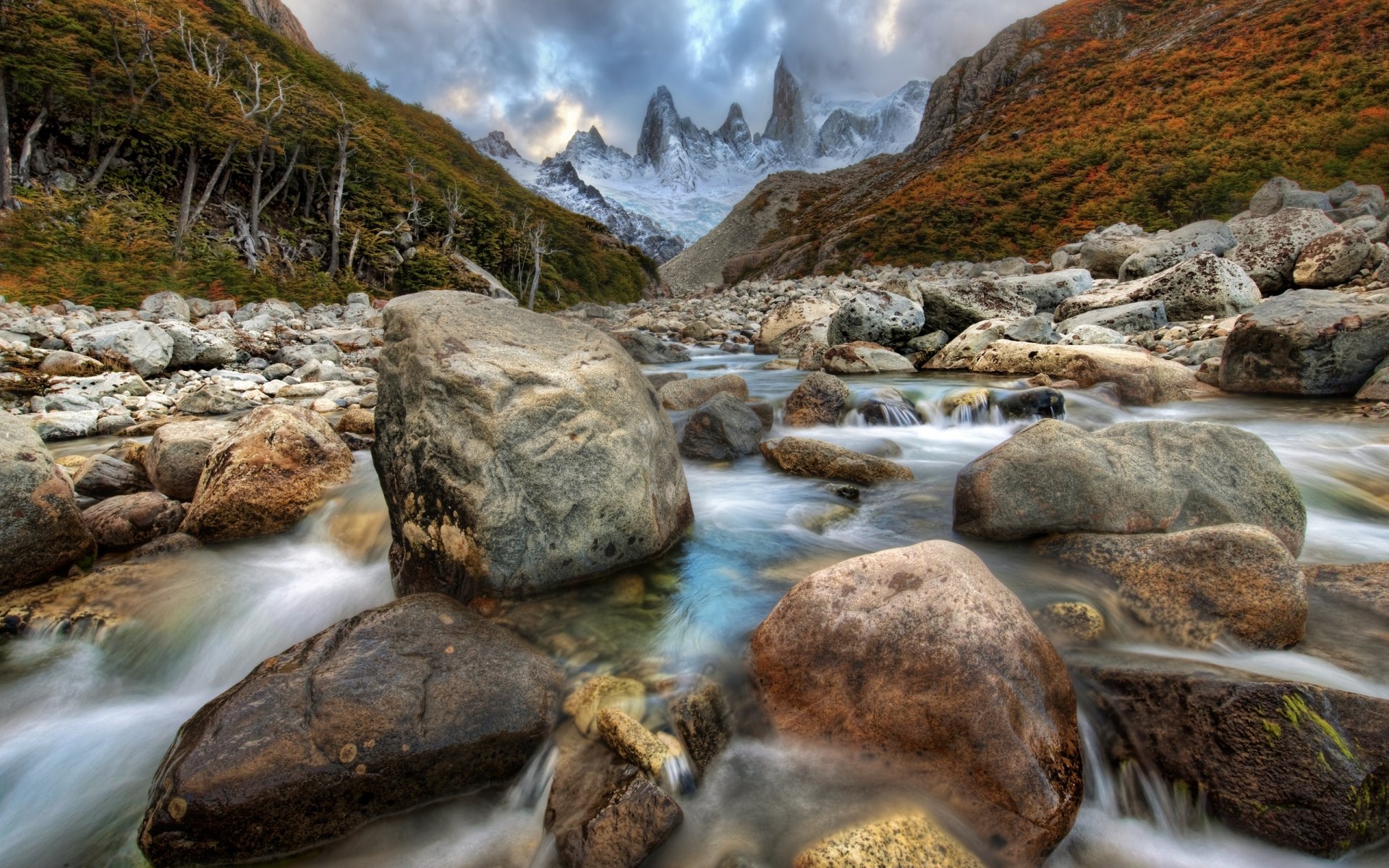 río montaña corriente piedras