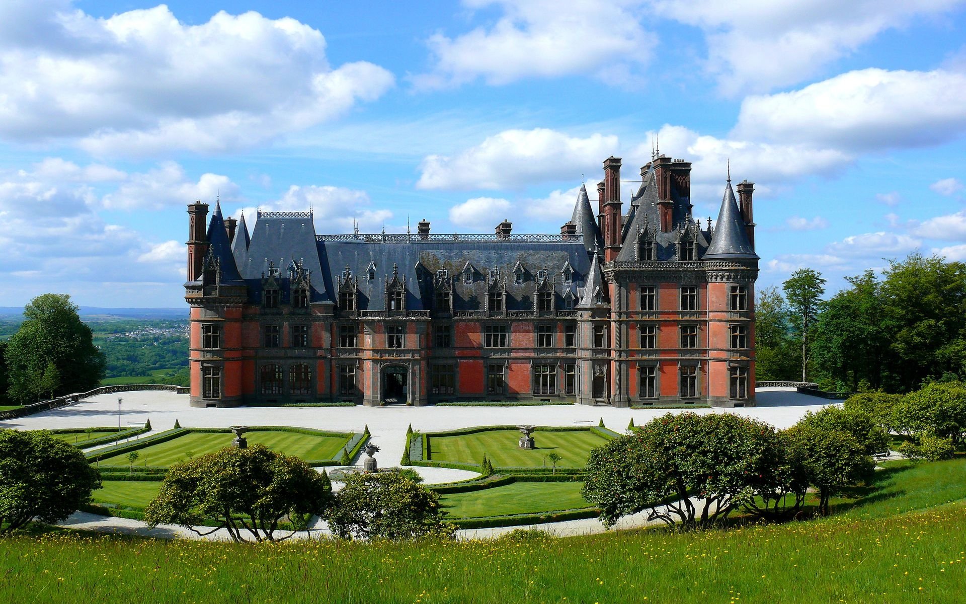 castillo jardín árboles