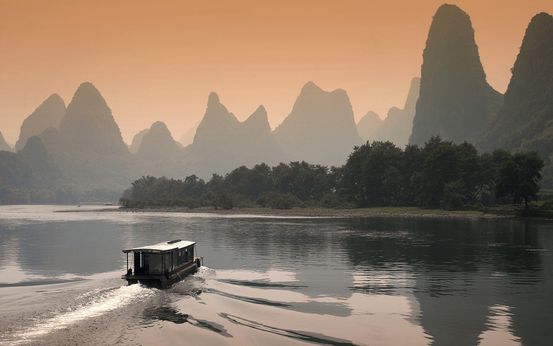 bateau coucher de soleil rivière