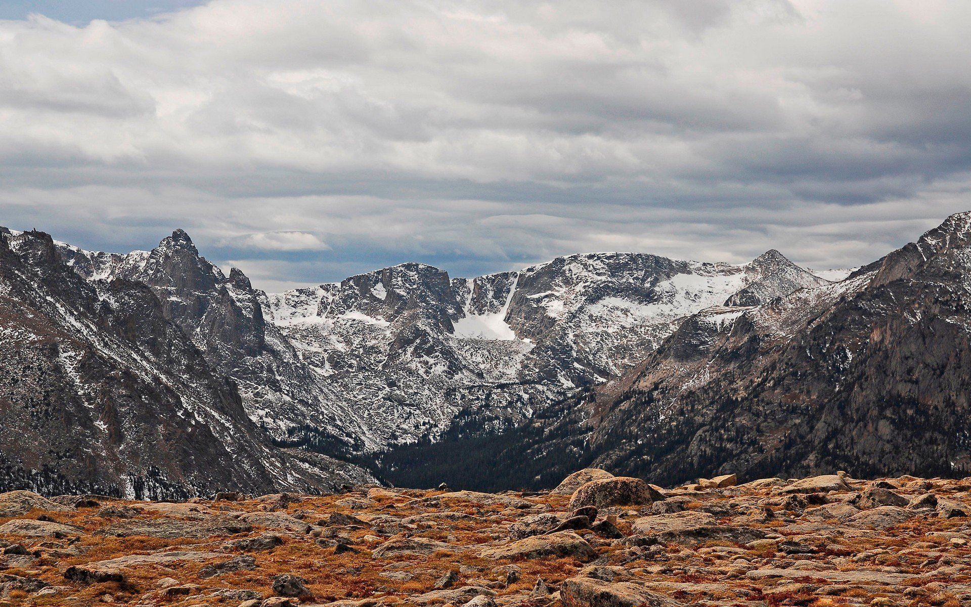 montañas piedras nieve