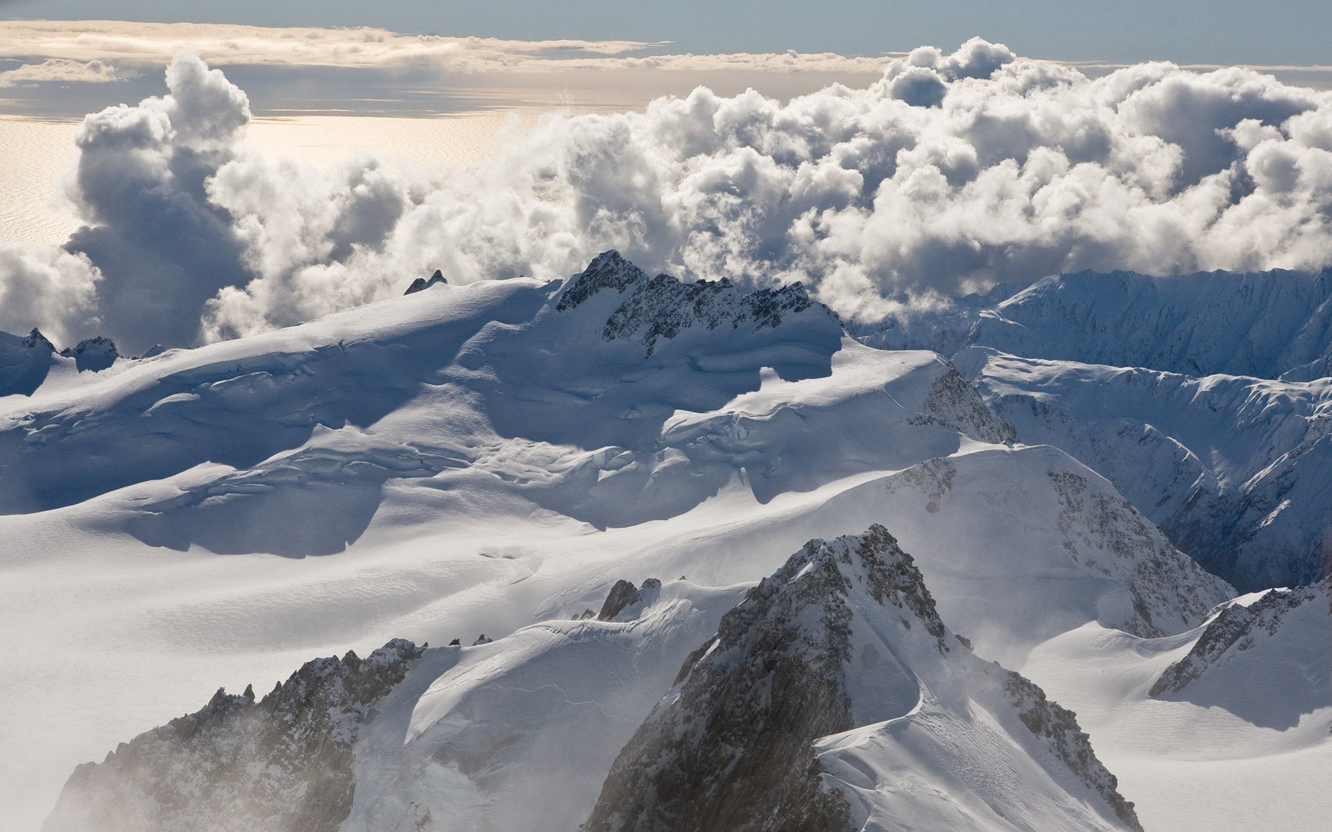 montagne cime neve nuvole