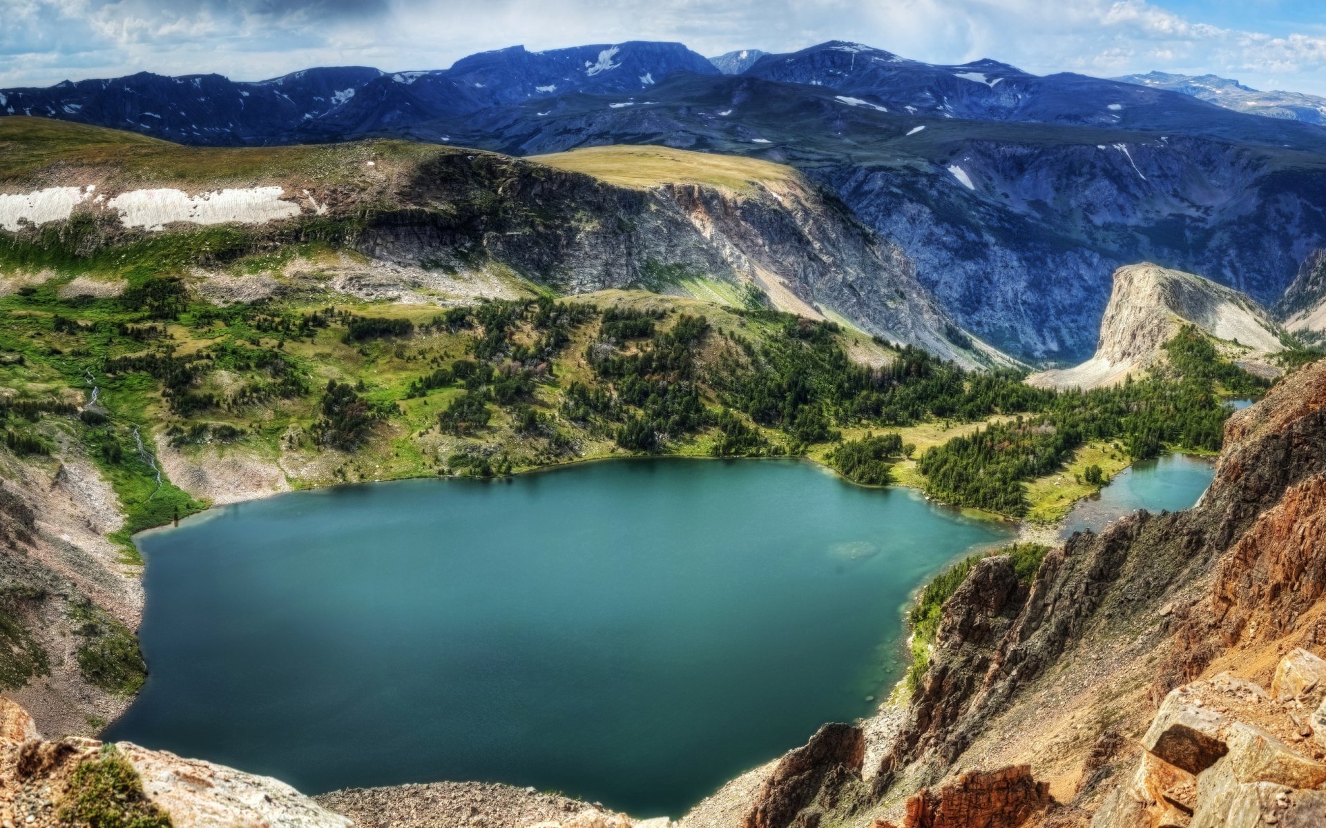 montañas lago árboles