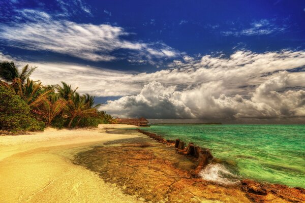 Playa escondida en el océano