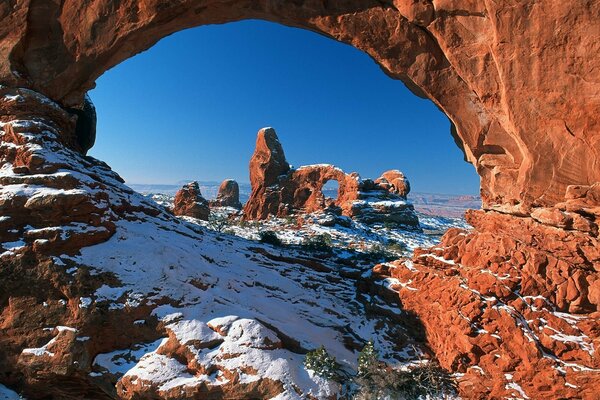 Brown arch in Arizona in the snow