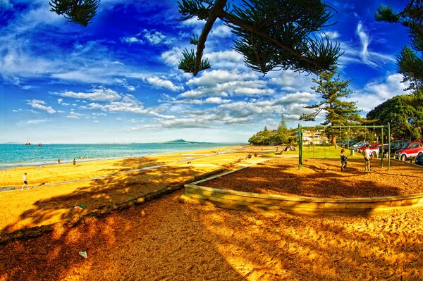 Plage avec terrain de basket au bord de la mer