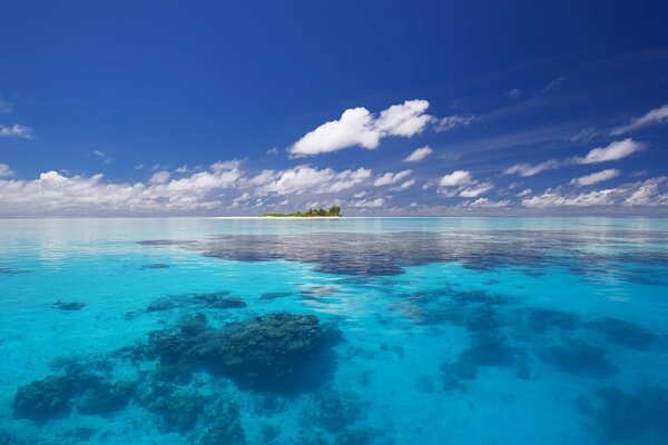 Der grenzenlose blaue Ozean und die Insel in der Ferne