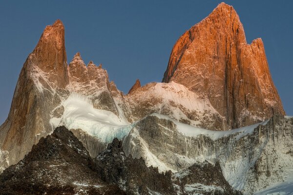 Cumbre de nieve de montaña en azul