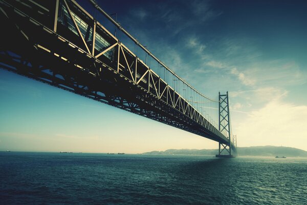 Puente de metal sobre el mar que se adentra en el horizonte