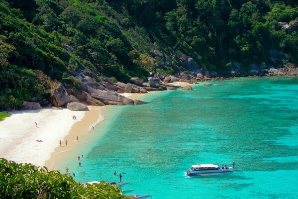 Piaszczysta plaża na Wyspach Similan