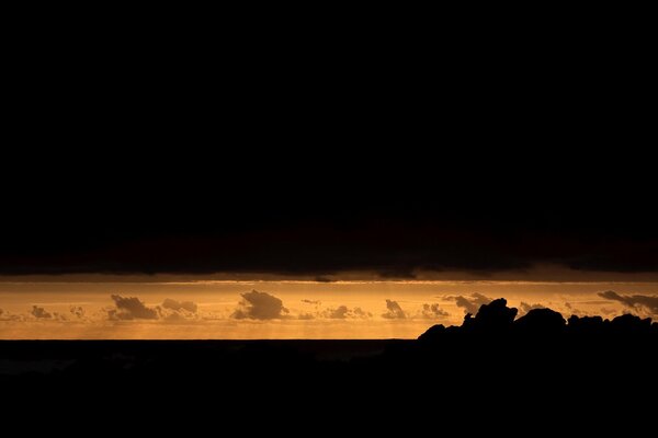 Bellissimo tramonto su uno sfondo di nuvole