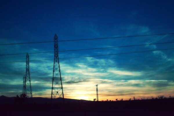 Cables eléctricos en el fondo de la puesta de sol