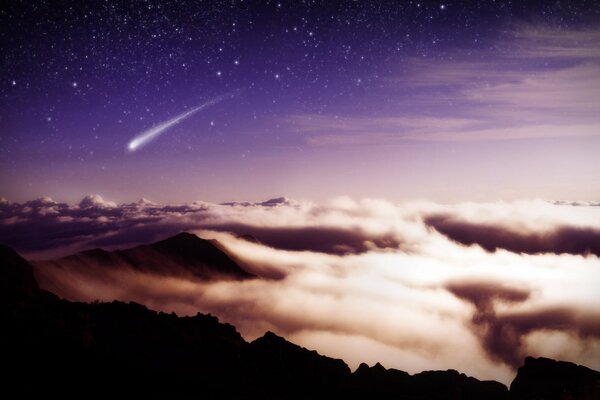 Meteora nel cielo stellato sopra le montagne