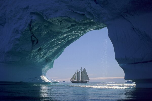 Velero en el mar de Barents. Témpano de hielo