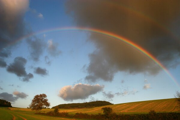 Riesiger Regenbogen nach dem Regen