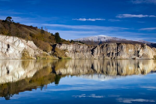 Rocas pintorescas a orillas del lago azul