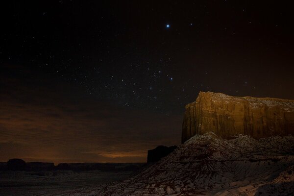 Noche estrellada tranquila sobre el cañón