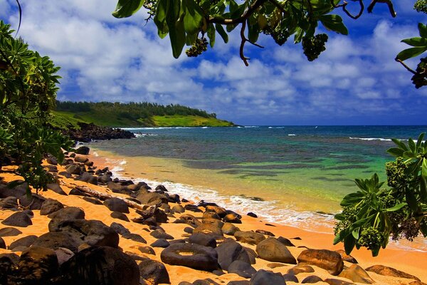 Hawaiianischer Strand mit orangefarbenem Sand