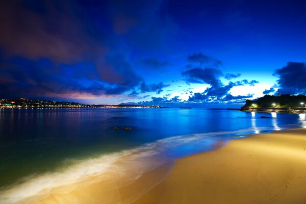 La costa del mar en la noche