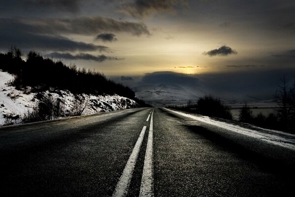 Weg in die Ferne, im Winter im Morgengrauen