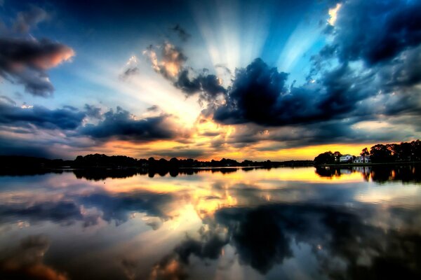 Der bewölkte Himmel spiegelt sich in einem wunderschönen See wider