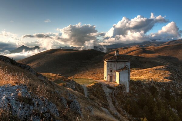 Église entourée de montagnes