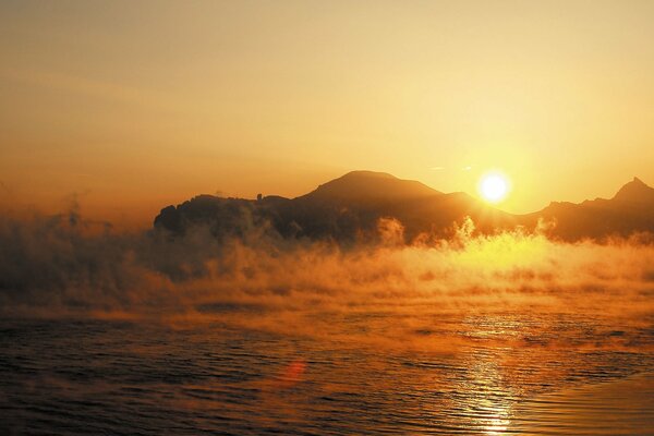 Il sole sorge sulle montagne. paesaggio