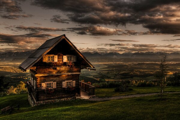 Une maison se dresse sur une colline