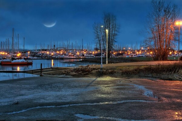 Yachten, die am Liegeplatz geparkt sind