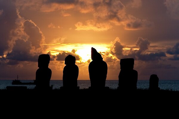 Idoles de l île de Pâques sur fond de coucher de soleil de feu