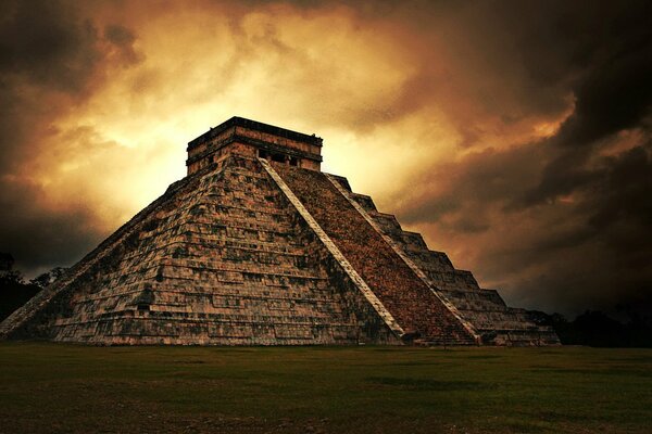 Pyramide Maya sur fond de ciel jaune foncé dramatique