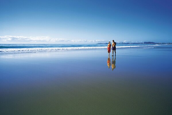 Pareja caminando por la playa