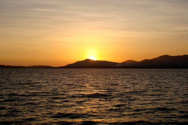 Sonnenuntergang in Thailand mit Blick auf die Inseln