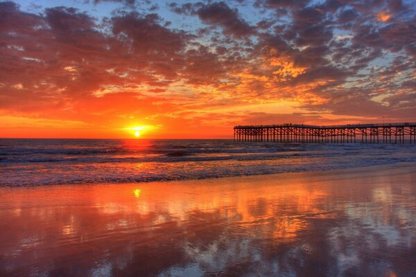 Puesta de sol en la orilla del mar