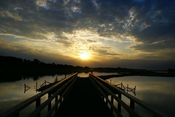 Brücke am See bei Sonnenuntergang des Tages