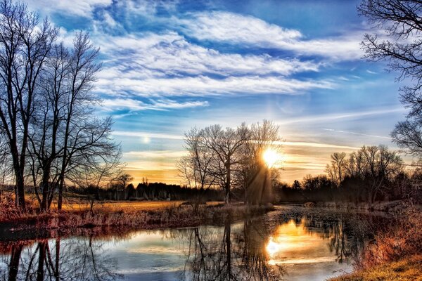 Deslumbrante puesta de sol a principios de primavera