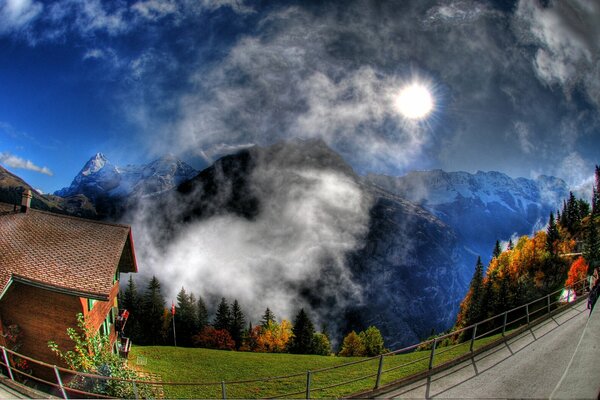 Paesaggio di montagne e cielo blu